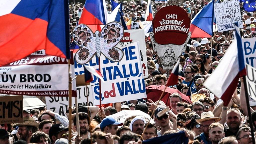 Der tschechische Regierungschef Andrej Babis zeigte sich am Montag unbeeindruckt von den Grossdemonstrationen vom Wochenende, bei denen hunderttausende von Menschen seinen Rücktritt forderten. (Archivbild)