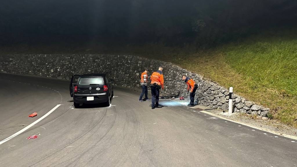 Der 61-jährige Velofahrer wurde nach dem Unfall mit lebensbedrohlichen Verletzungen ins Spital gebracht.