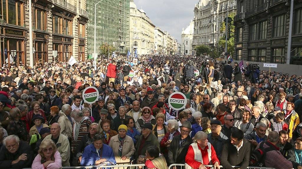 Dem Aufruf der Oppositionsparteien zum Protest gegen die Regierung folgten Tausende Ungarinnen und Ungarn..