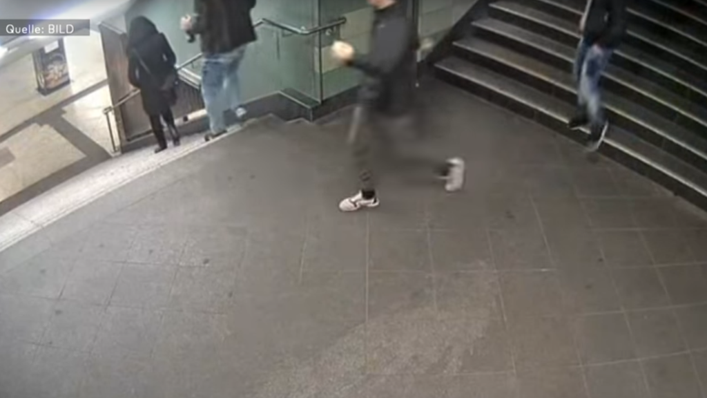 Nach dem U-Bahn-Tritt wurde ein mutmasslicher Mittäter geschnappt.