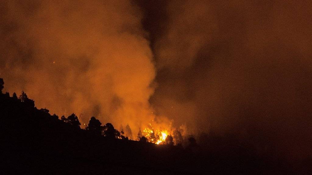 Flammen lodern im Nachthimmel auf der Kanaren-Insel La Palma.
