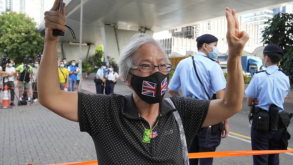 Die Polizei in Hongkong wirft Anführern der Demokratiebewegung «Anstiftung zur Untergrabung der Staatsgewalt» vor. Diese Anhängerin unterstützt die Bewegung. Foto: Kin Cheung/AP/dpa