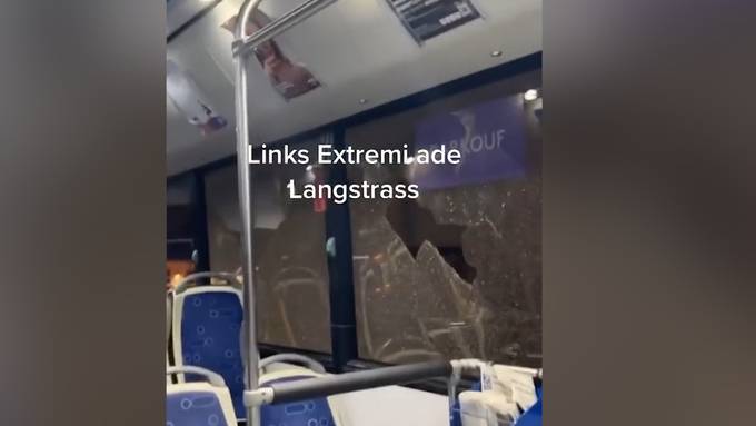 Video zeigt, wie VBZ-Bus von linksextremem Mob beschädigt wird