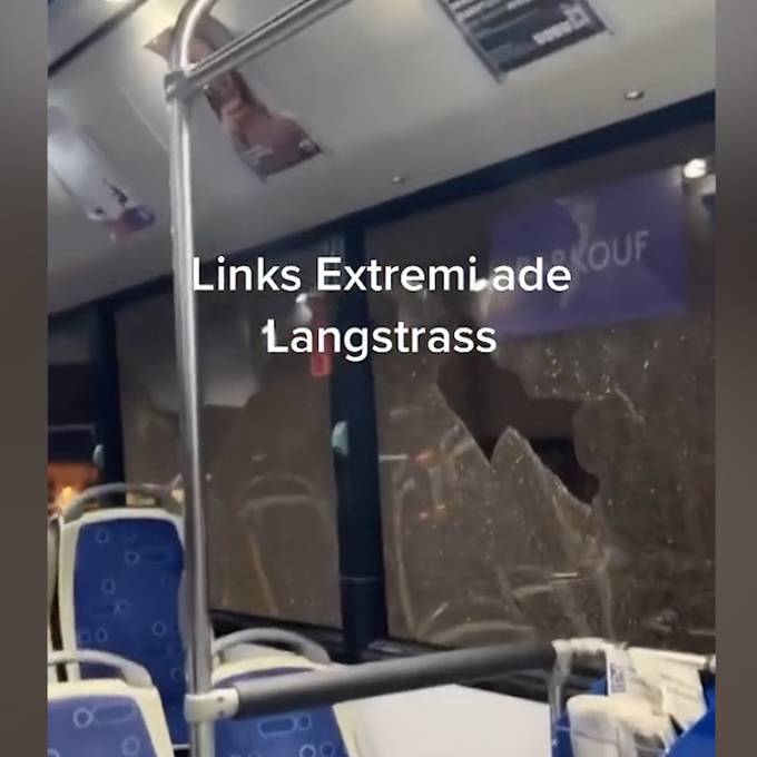 Video zeigt, wie VBZ-Bus von linksextremem Mob beschädigt wird