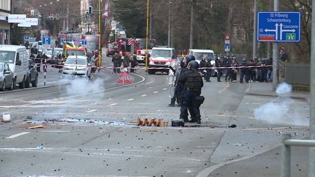 Mit Flaschen gegen Polizisten