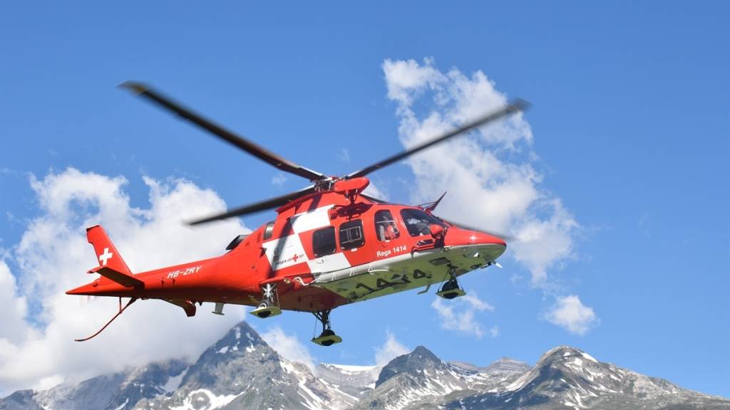 Der verletzte Gleitschirmpilot wurde von einem Rega-Helikopter ins Kantonsspital nach Chur geflogen. (Symbolbild)