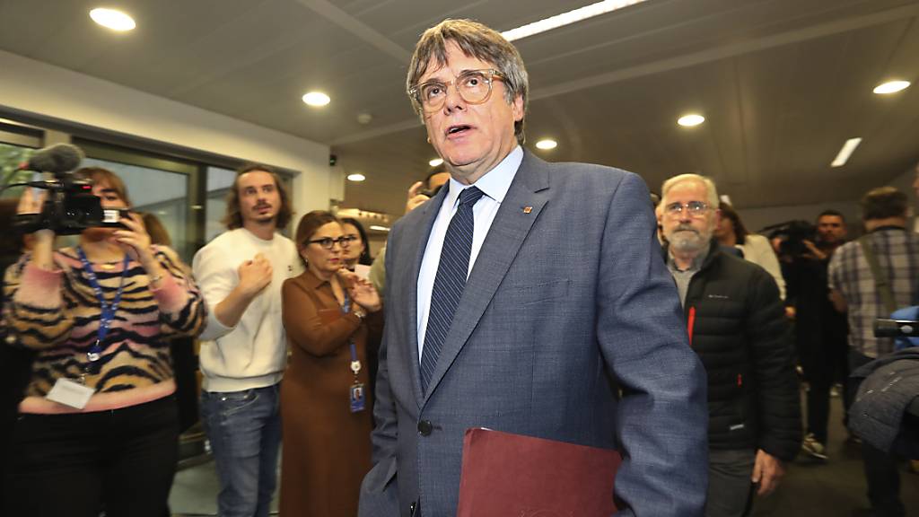 Carles Puigdemont, ehemaliger katalanischer Ministerpräsident, trifft zu einer Pressekonferenz ein. Foto: ---/Europa Press/AP/dpa