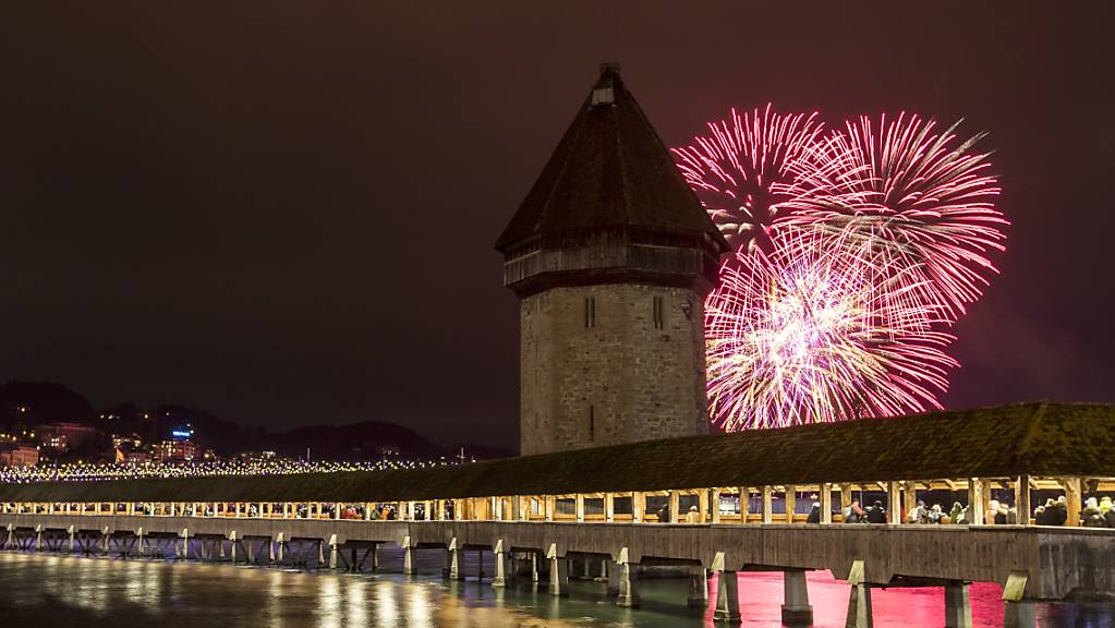 Das Neujahrsfeuerwerk in Luzern ist eines von wenigen Grossfeuerwerken in der Stadt. (Archivbild)