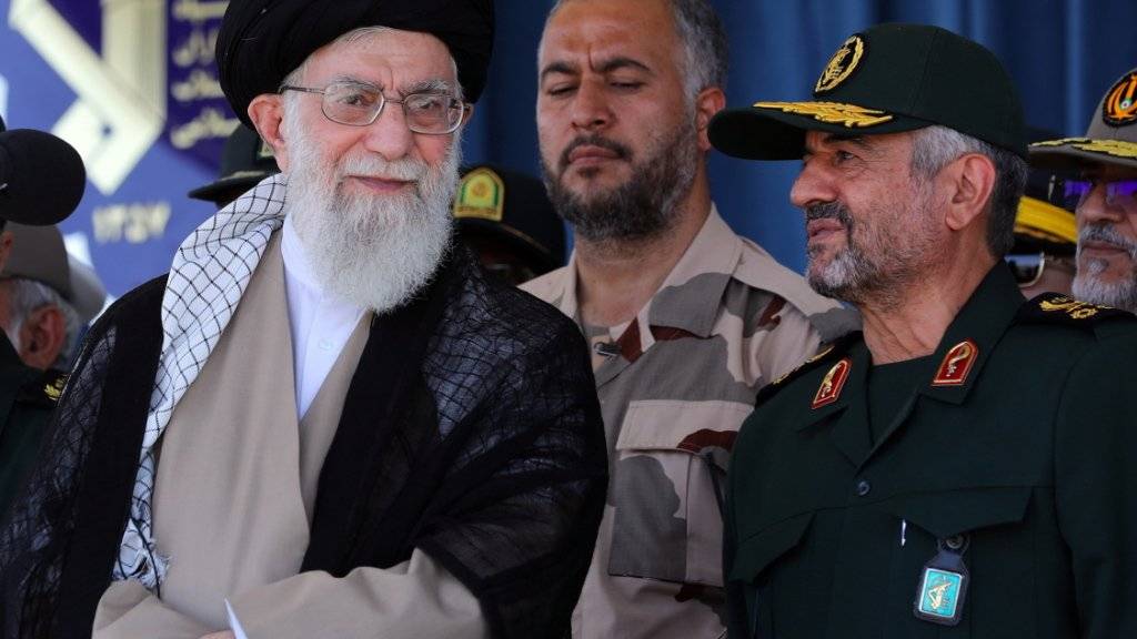 Der Oberste Führer des Iran, Ayatollah Ali Khamenei, soll weg: Dies fordern Exil-Iraner bei einer Demonstration nahe der französischen Hauptstadt Paris. (Archivbild)