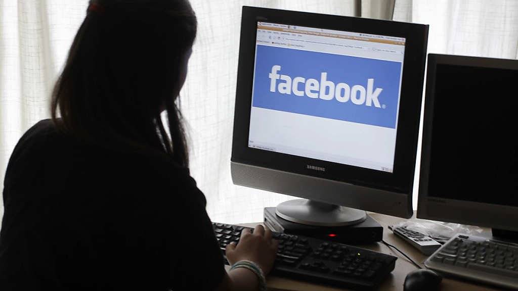 Facebook-Nutzer können sich nicht dagegen wehren, dass das Online-Netzwerk ihre Daten kombiniert, um ihnen gezielte Werbung anzuzeigen. Deshalb hat die französische Datenschutzbehörde Cnil Facebook gebüsst. (Symbolbild)