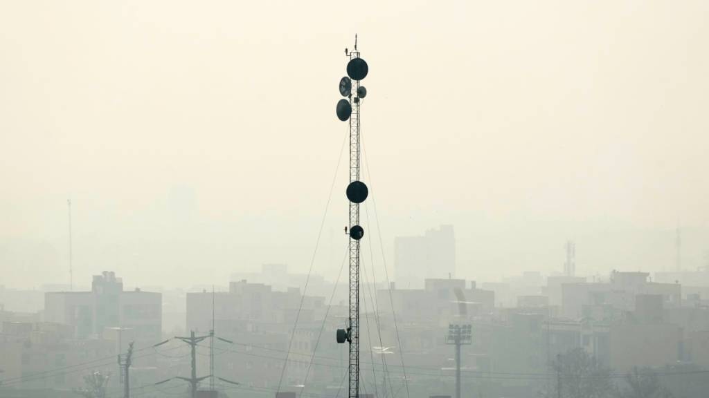 ARCHIV - Trübe Luft verdeckt teilweise die Skyline von Teheran (Archivbild). Foto: Vahid Salemi/AP/dpa