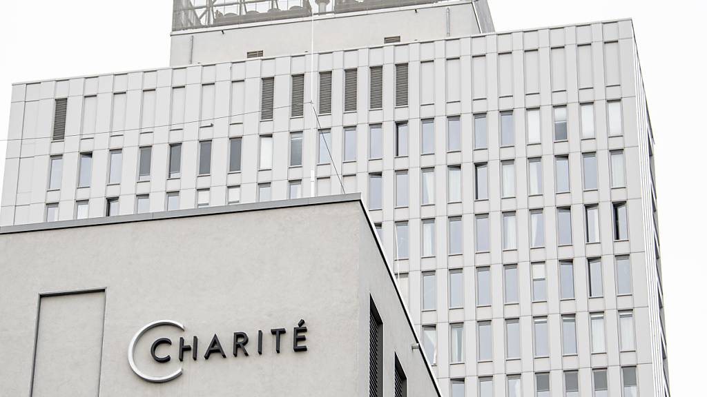 Der Schriftzug «Charite» ist am Gebäude der Zentralen Notaufnahme der Berliner Charite angebracht. Foto: Fabian Sommer/dpa