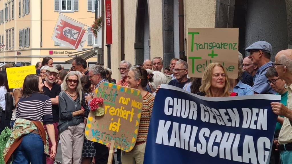 Menschen demonstrieren vor dem Churer Rathaus gegen die drohenden Sparmassnahmen.