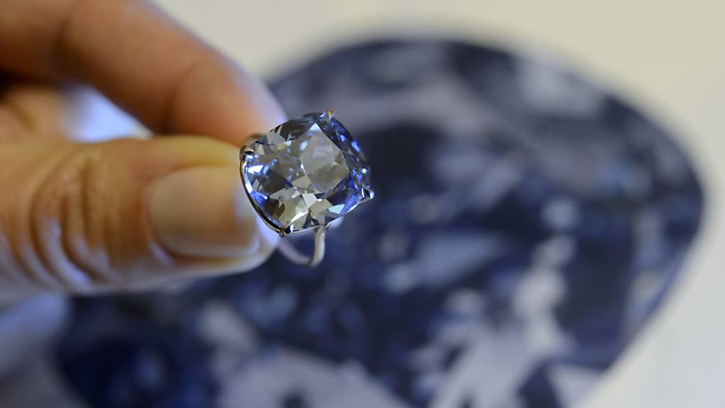Blauer Diamant mit einem Gewicht von 12,03 Karat. Der nun in Südafrika gefundene Edelstein wiegt mit 20,08 Karat deutlich mehr. (Symbolbild)