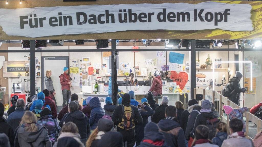 In und an der Glasbox wurde fleissig Geld gespendet, anlässlich der Aktion «Jeder Rappen zählt 2018», am 18. Dezember auf dem Europaplatz in Luzern.