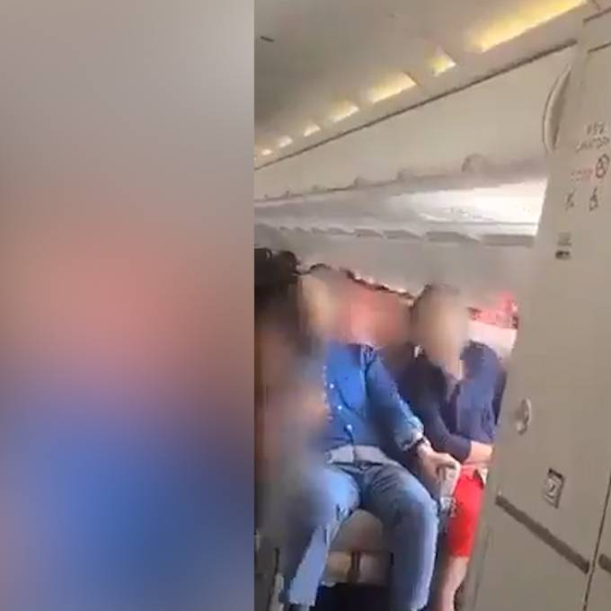 Passagier öffnet Flugzeugtür während Landeanflug