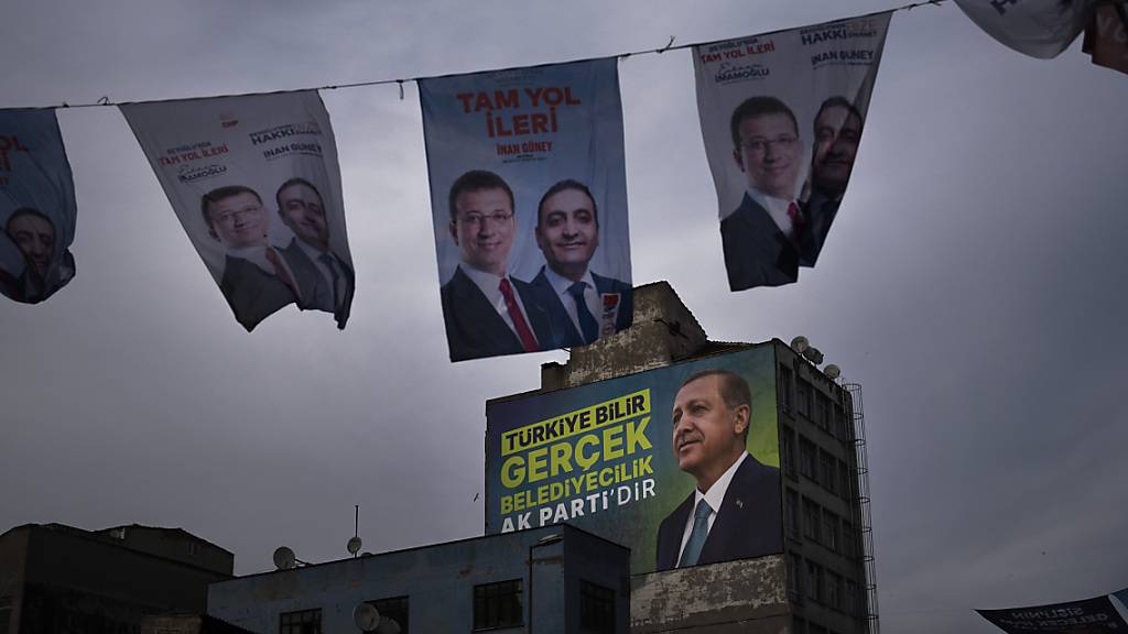 ARCHIV - Banner der Kandidaten hängen in Istanbul. Die landesweiten Kommunalwahlen finden am 31. März statt. Foto: Francisco Seco/AP/dpa