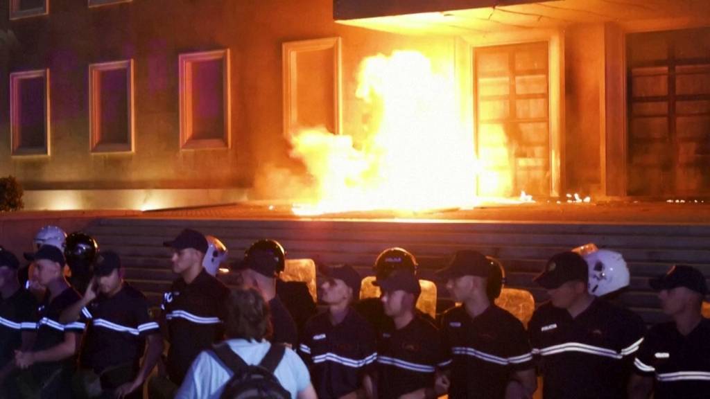 Demonstrierende werfen Brandsätze auf Regierungsgebäude in Tirana