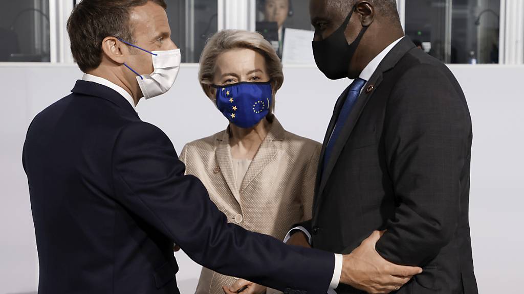 Emmanuel Macron, Präsident von Frankreich, begrüßt Ursula von der Leyen, Präsidentin der Europäischen Kommission, und Moussa Faki, Vorsitzender der Kommission der Afrikanischen Union. Foto: Ludovic Marin/POOL AFP/AP/dpa