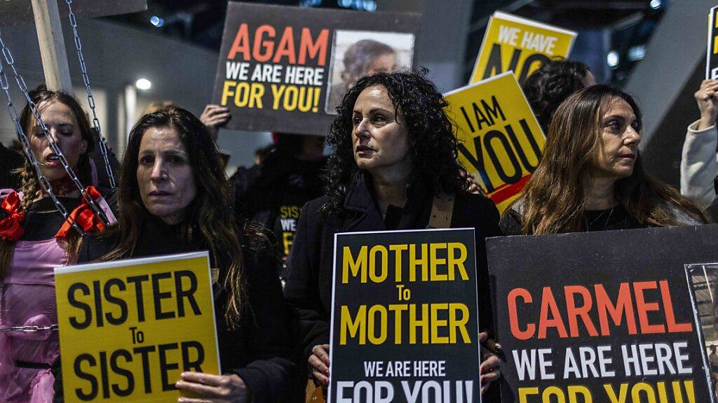ARCHIV - Israelische Frauen halten Plakate während einer Demonstration, die die Freilassung israelischer Geiseln in Gaza fordert. Foto: Ilia Yefimovich/dpa