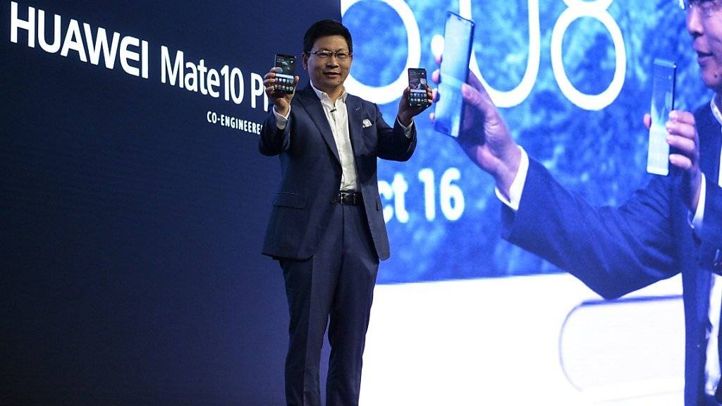 Beim Sozial- und Umweltrating schneiden die Handys der chinesischen Huawei am schlechtesten ab. Im Bild: Huawei-Chef Richard Yu präsentierte letzten Oktober das neue Smartphone.
