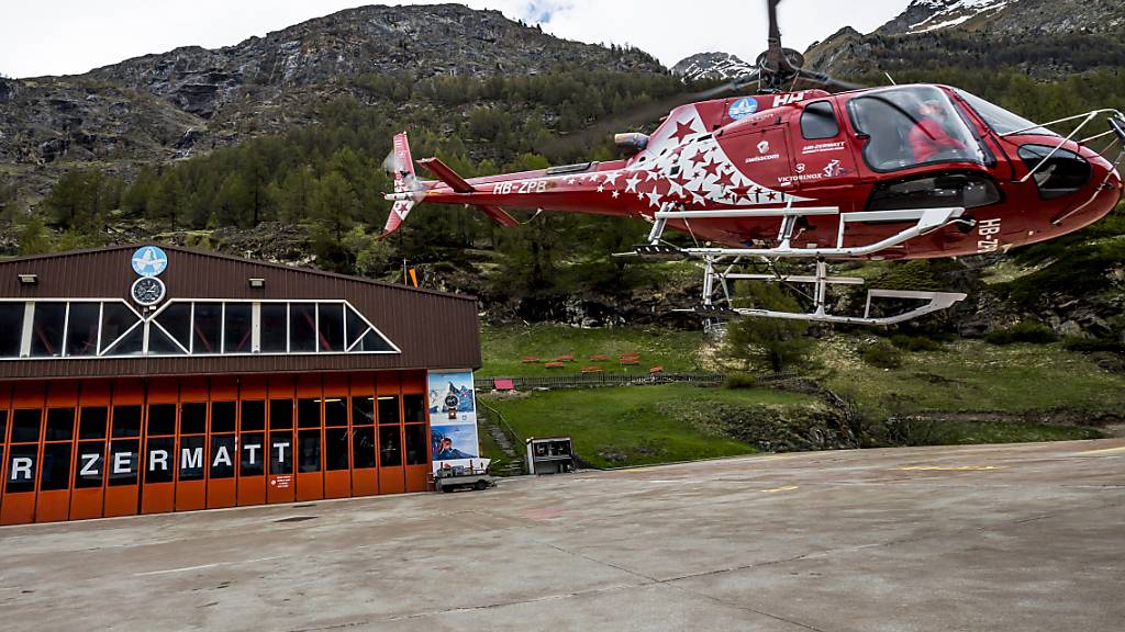 Ein 30-jähriger Portugiese ist nach einem Sturz von einem Sesselbahnmasten oberhalb von Zermatt VS im Spital seinen Verletzungen erlegen. (Archivbild)