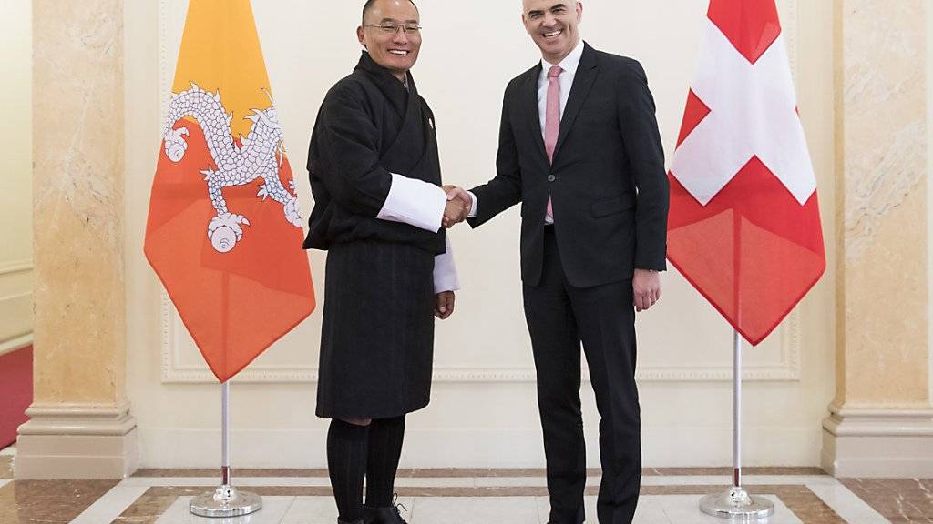 Der bisherige Premierminister Bhutans, Tshering Tobgay (links), traf im März dieses Jahres noch Alain Berset in Bern - doch nun ist er in seinem Heimatland abgewählt worden. (Archivbild)