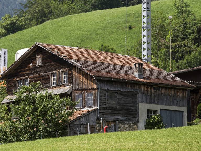Alte Häuser müssen nicht zwingend die aktuellsten Brandschutzvorschriften einhalten. Im Bild: ein 700-jähriges Holzhaus in Steinen SZ. (Archivbild)