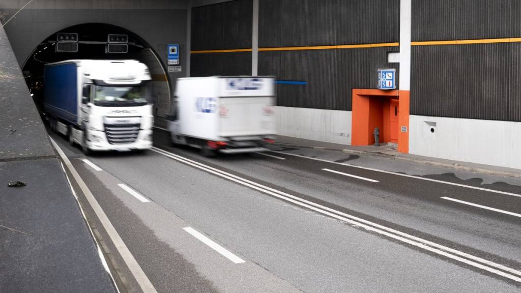 Der Schaffhauser Kantonsrat will eine zweite Röhre für den Fäsenstaubtunnel. Der Regierungsrat soll beim Bunde eine Standesinitiative dazu einreichen. (Archivbild)