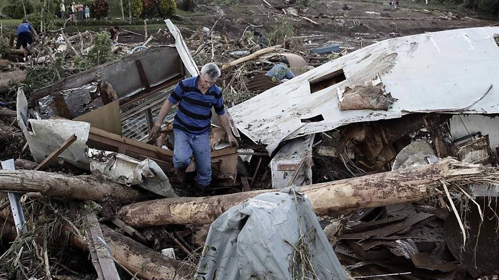 Menschen durchsuchen in Costa Rica die Trümmer ihrer Häuser nach dem Durchzug des Hurrikans «Otto».