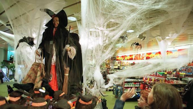 An Halloween haben Polizei und Kostümverleih viel zu tun