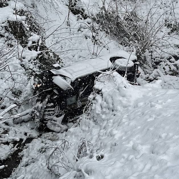 Auto im Bach, Lastwagen in der Mauer: Diverse Unfälle wegen Wintereinbruch