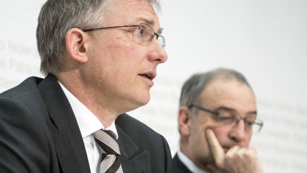 Markus Seiler, Direktor des Nachrichtendienstes (links), und Verteidigungsminister Guy Parmelin informieren über mögliche Bedrohungen für die Schweiz.