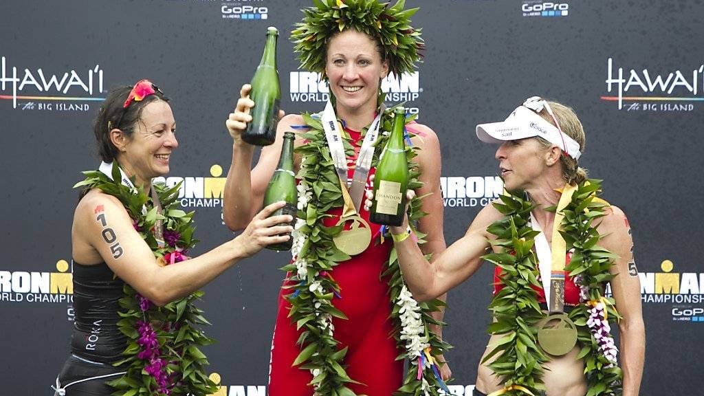 Daniela Ryf (Mitte) hat schon zweimal den Ironman in Hawaii, vermutlich einer der härtesten Wettkämpfe der Welt, gewonnen. Aber zwischenhinein nimmt sie es auch mal locker, (Archivbild)