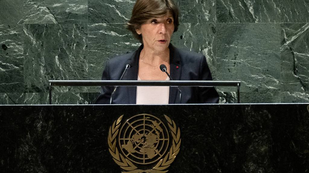 ARCHIV - Die ehemalige französische Außenministerin Catherine Colonna bei einer Rede im Hauptquartier der Vereinten Nationen. Sie soll eine unabhängige Gruppe von Experten zur Prüfung der schweren Vorwürfe gegen das UN-Hilfswerk für palästinensische Flüchtlinge im Nahen Osten (UNRWA) leiten. Foto: Craig Ruttle/AP/dpa