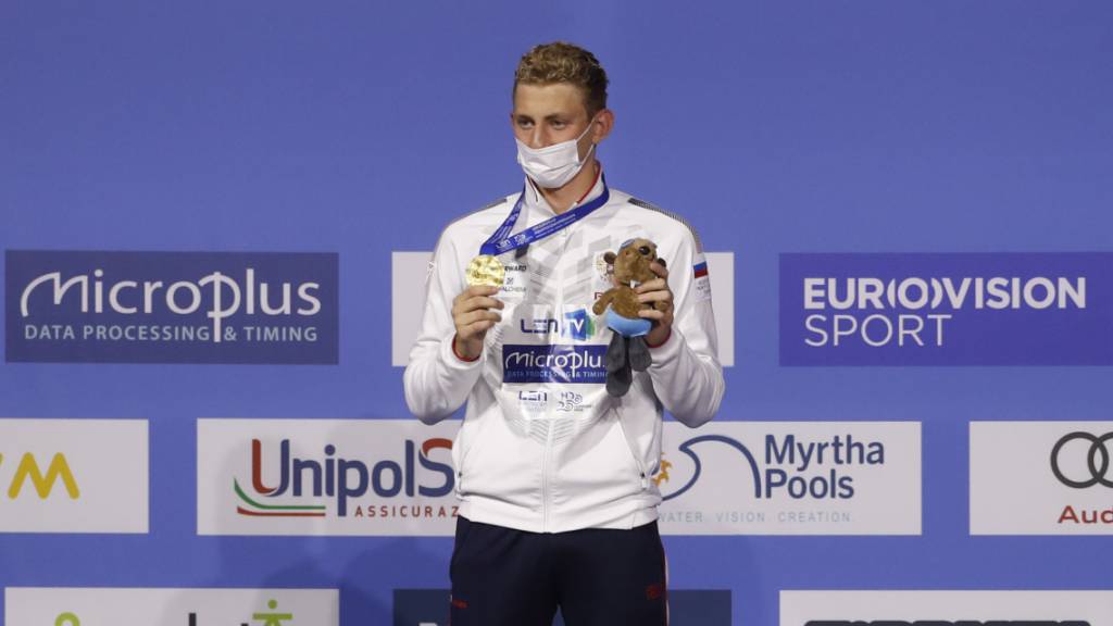 Ilja Borodin zeigt im Mai in Budapest seine über 400 m Lagen gewonnene EM-Goldmedaille.