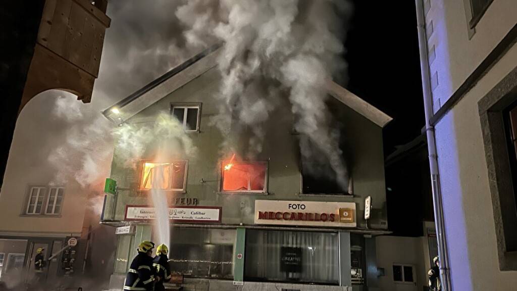 In Andermatt geriet ein Wohnhaus in Brand.