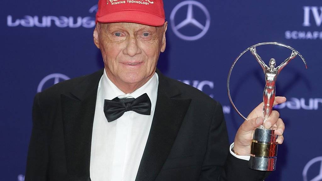 Die rote Kappe ist zum Markenzeichen geworden von Niki Lauda