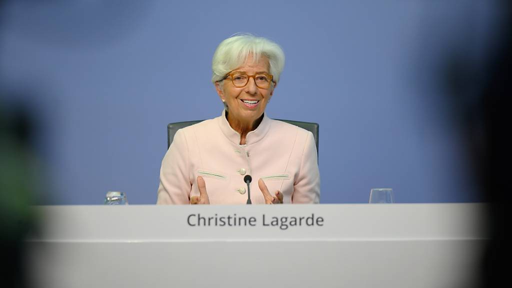 EZB-Präsidentin Christine Lagarde bleibt bereit, der Wirtschaft im Euroraum weiter unter die Arme zu greifen. (Archivbild)