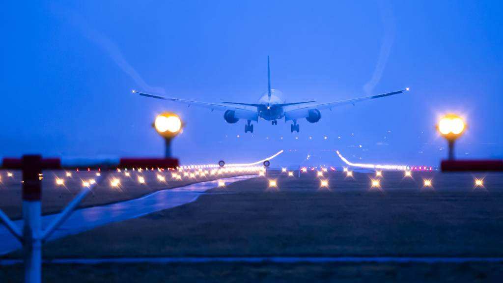 Am Flughafen Zürich haben die Starts und Landungen im ersten Halbjahr 2026 weiter zugenommen. Im Vergleich zur Vorjahresperiode wuchs die Zahl der Flugbewegungen um knapp 4 Prozent.(Symbolbild)
