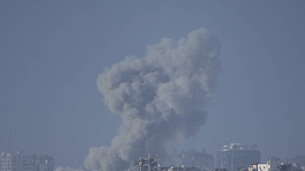 Rauch steigt nach einem israelischen Bombardement über dem Gazastreifen auf. Foto: Ariel Schalit/AP/dpa