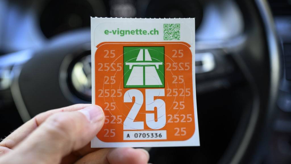 Die Idee aus dem Parlament, dass die Schweizer Autobahnvignette auch zur Benutzung von Autoverladen berechtigen sollte, stösst beim Bundesrat auf Ablehnung. (Archivbild)