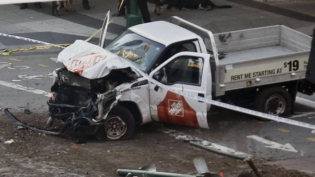 Bei einem Vorfall in New York mit einem Kleinlastwagen sind acht Menschen getötet worden.
