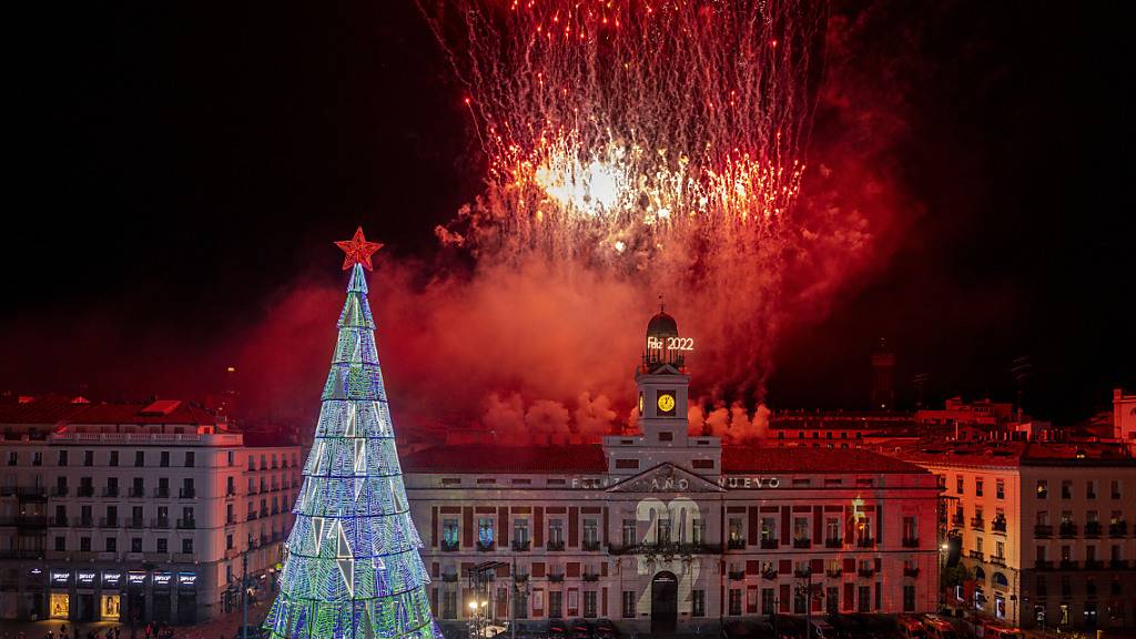Feuerwerkskörper explodieren während der Neujahrsfeierlichkeiten an der Puerta del Sol in der Innenstadt von Madrid, Spanien, am frühen Samstag.