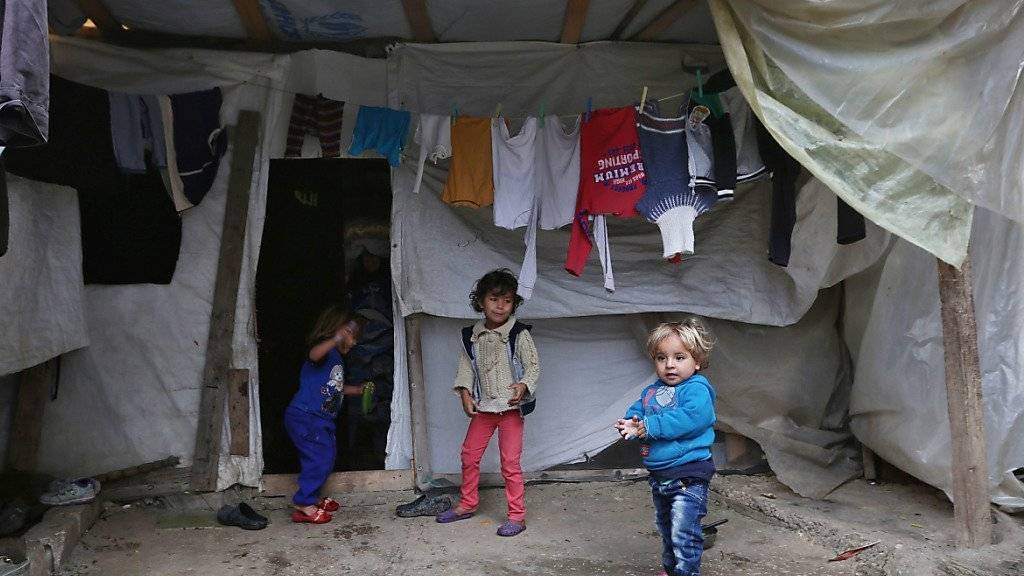 Syrische Flüchtlingskinder spielen vor ihrem Zelt in einem Lager in Jordanien - die Hälfte der Kinder geht nicht zur Schule.