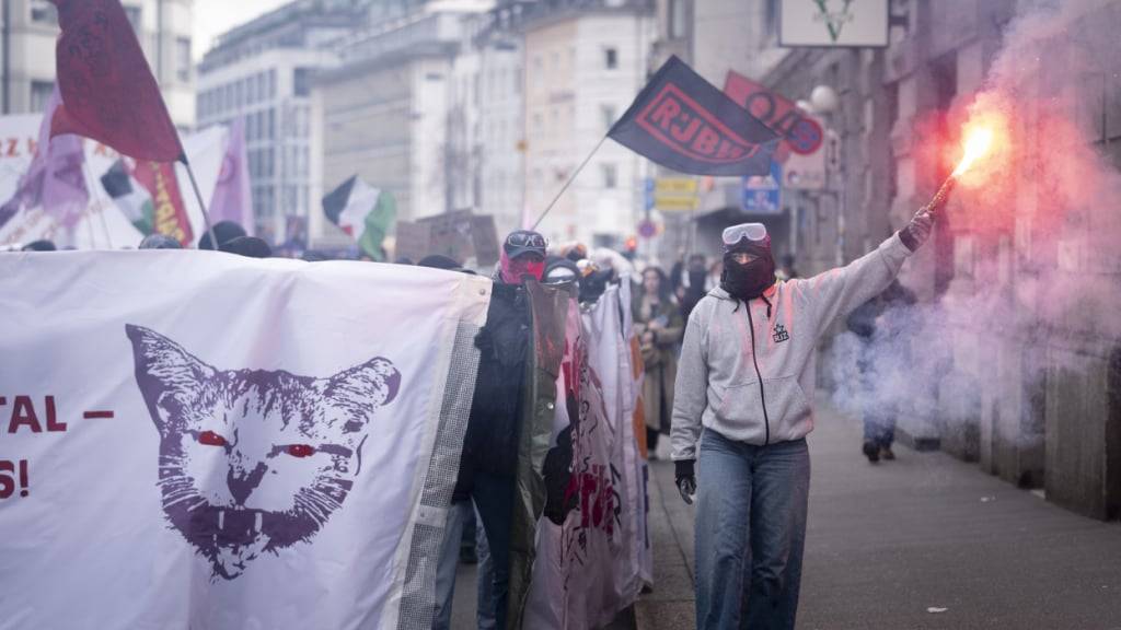 Einige hundert Personen zogen am Dienstagabend durch Zürich. Sie demonstrierten gegen Gewalt an Frauen und queeren Personen. (Archivbild)