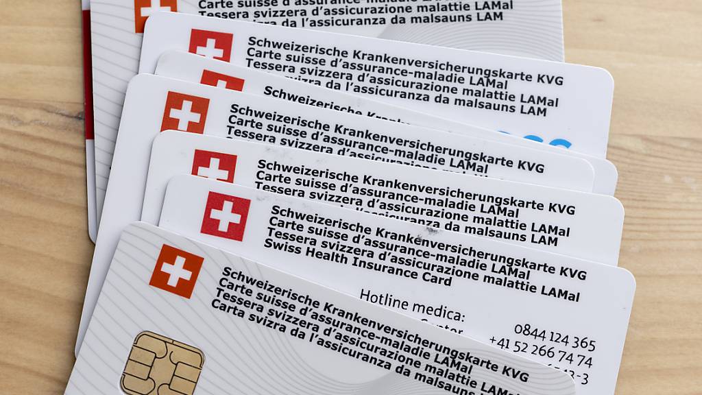 Die Schweizerinnen und Schweizer sind allgemein zufrieden mit ihren Krankenkassen. Laut einer am Donnerstag veröffentlichten Umfrage des Vergleichsdiensts moneyland.ch werden nicht die Kassenleistungen, sondern vor allem die Prämien kritisiert. (Archivbild)