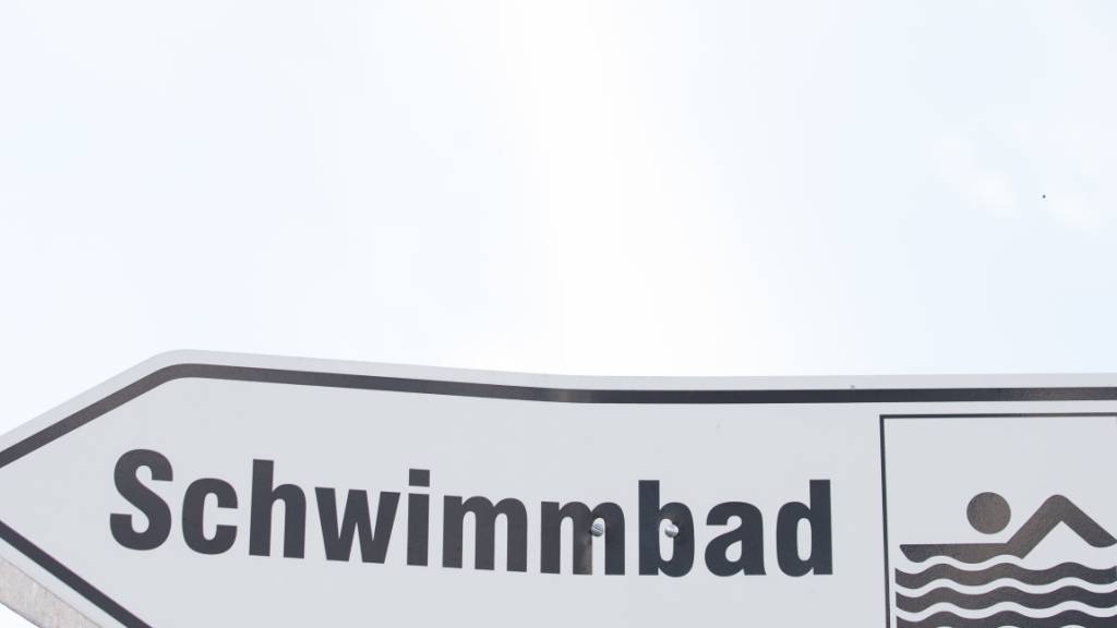 Badegäste reanimieren Dreijährigen in Badi Feldkirch A
