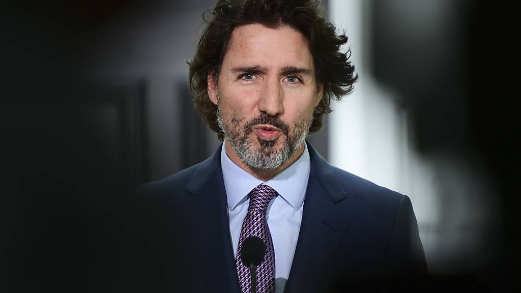 ARCHIV - Der kanadische Premierminister Justin Trudeau hält eine Pressekonferenz in Ottawa. In Anbetracht der gut verlaufenden Impf-Kampagne hat er eine Grenzöffnung für Ausländer in Aussicht gestellt. Foto: Sean Kilpatrick/The Canadian Press/AP/dpa