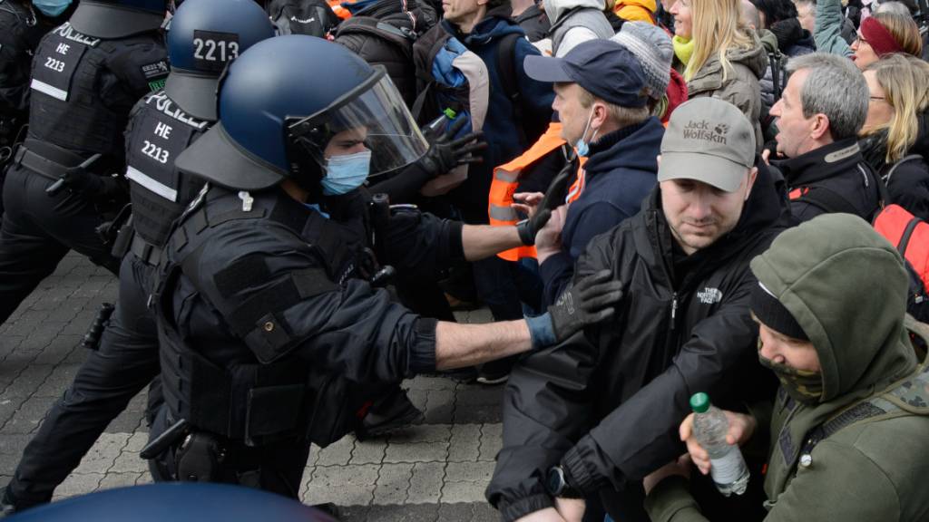 Einsatzkräfte der Polizei sind bei einer Kundgebung unter dem Motto «Freie Bürger Kassel - Grundrechte und Demokratie» im Einsatz. Foto: Swen Pförtner/dpa